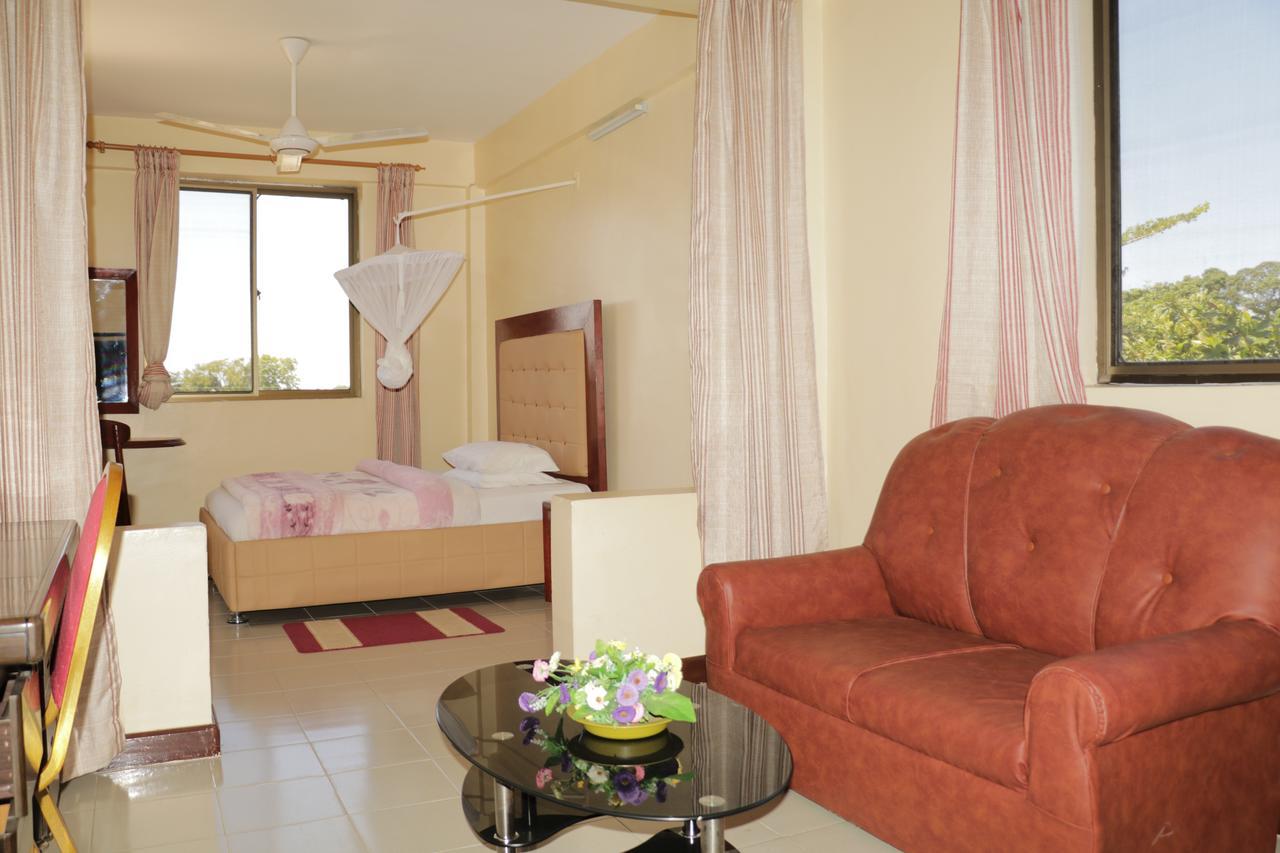 Dolphin Hotel Танга Екстериор снимка